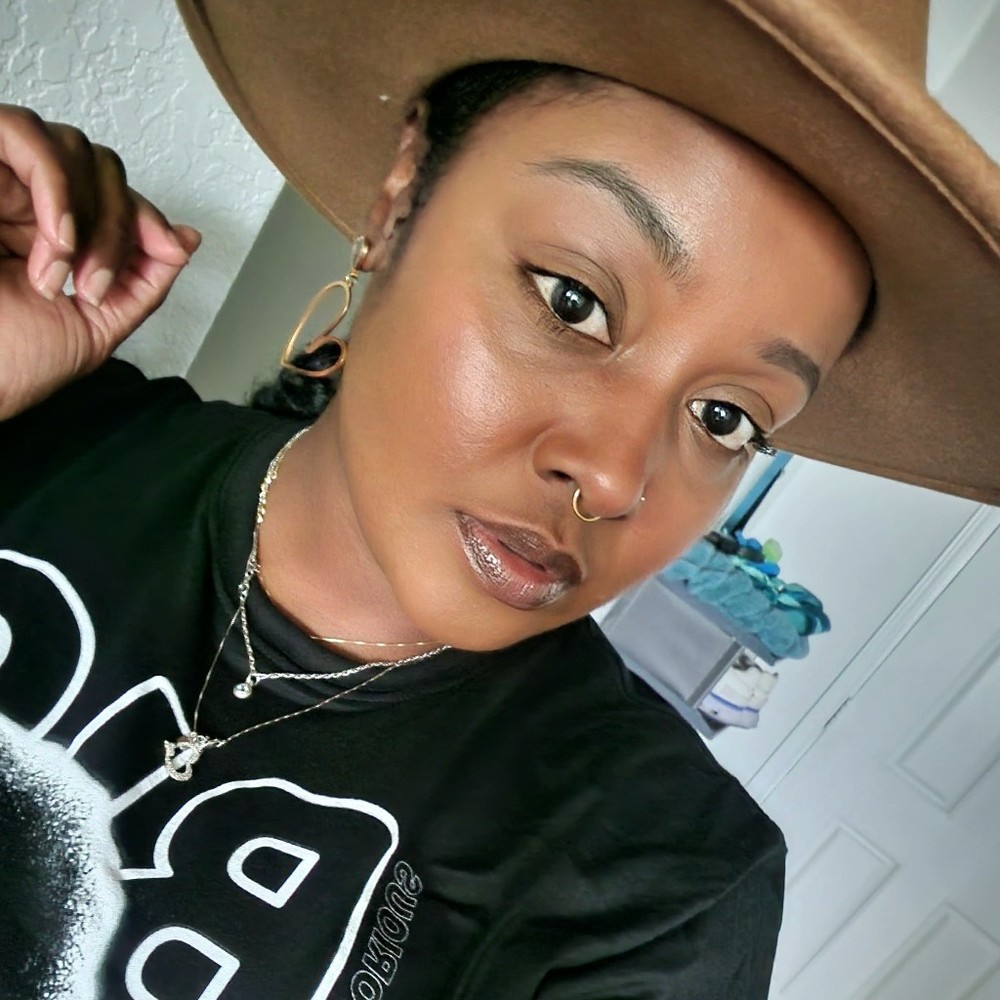 Meet your Posher, Ebony